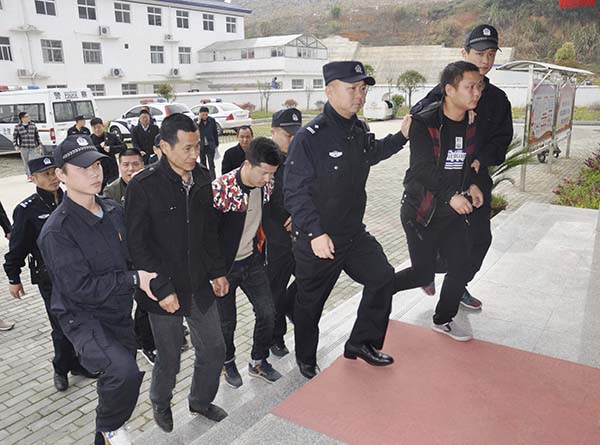 拘留“老赖”.JPG