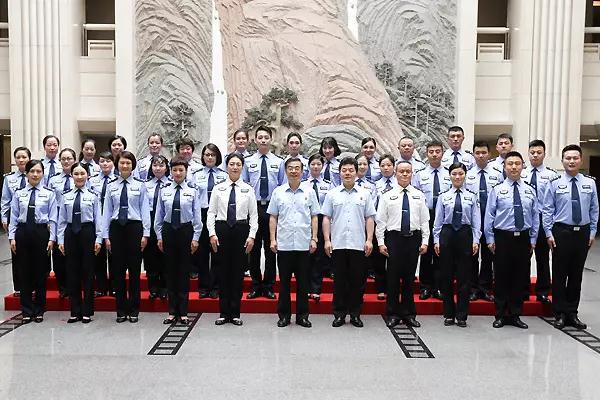 陈静与选手们一起同周强、徐家新合影留念.jpg