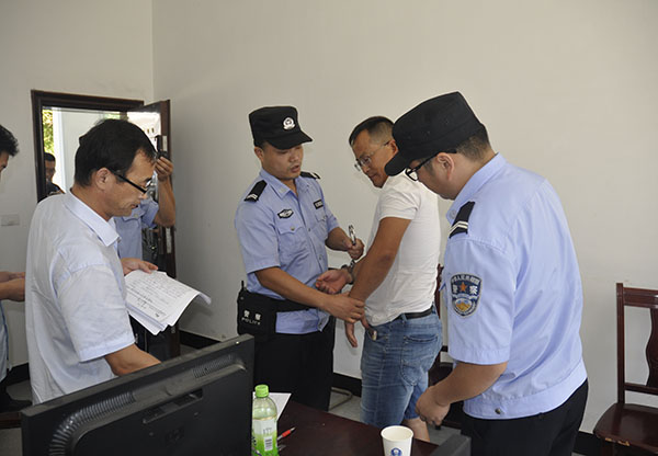 当场拘留“老赖”.JPG