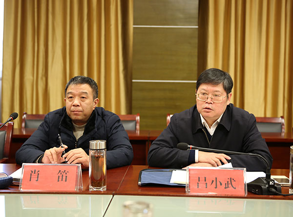吕小武、肖迪听取汇报.JPG