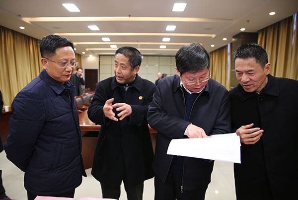 查阅党建工作书面资料.JPG