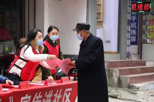 法院干警（左一）向群众发放宣传册.jpg