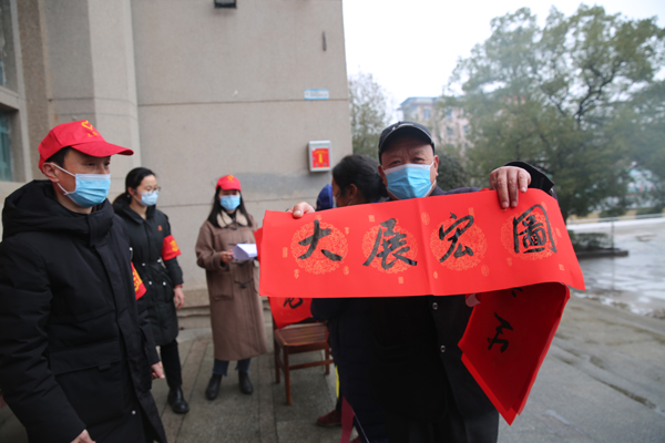 群众领取春联2.jpg