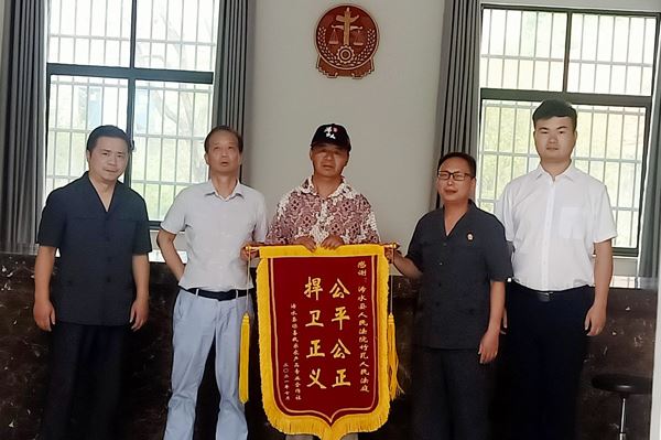 送锦旗.jpg