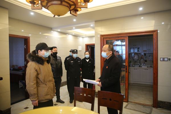 向被执行人宣读并出示搜查令.jpg