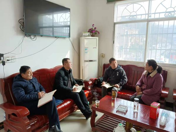 在土桥村座谈了解开设特色农家乐情况.jpg