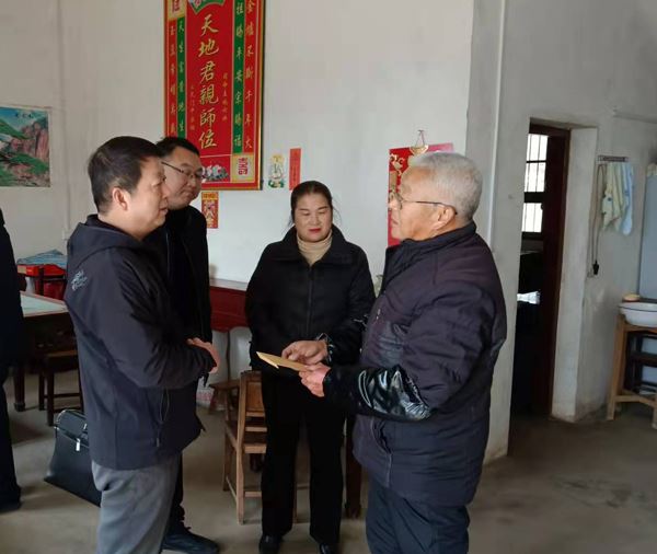 慰问老党员.jpg