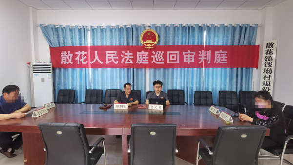 巡回开庭审理一起离婚案.jpg