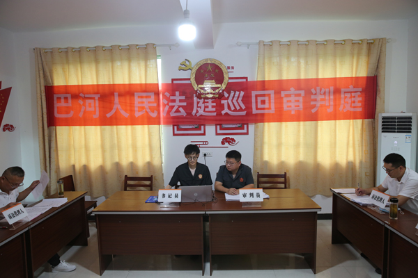 巡回开庭审理一起建筑工程施工合同纠纷案.jpg